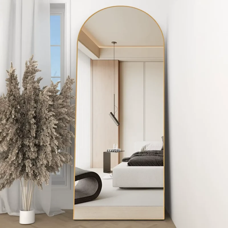 Miroir sur pied doré – Le reflet de la modernité et du style contemporain