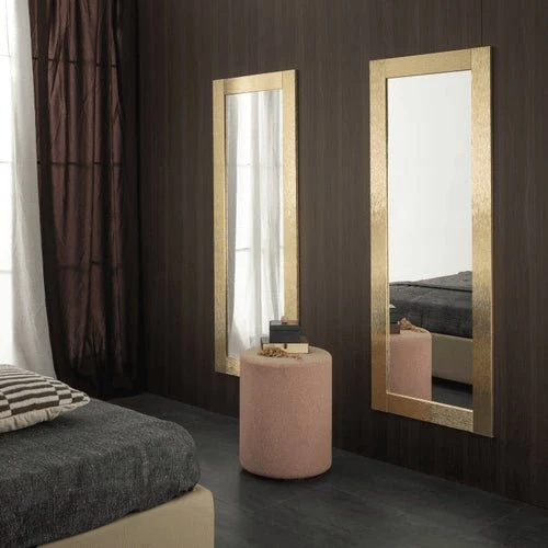 Miroir mural design doré pour votre salon- Le luxe de vos reflets