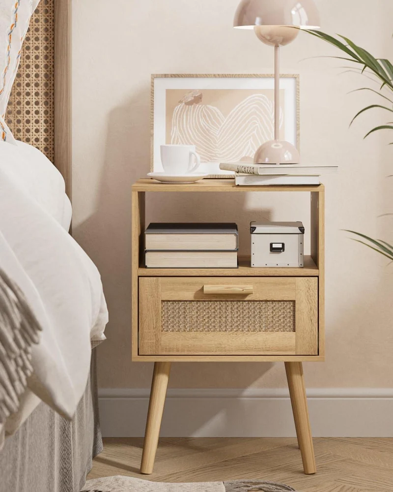 Handgefertigter Rattan Nachttisch mit Holzakzent und