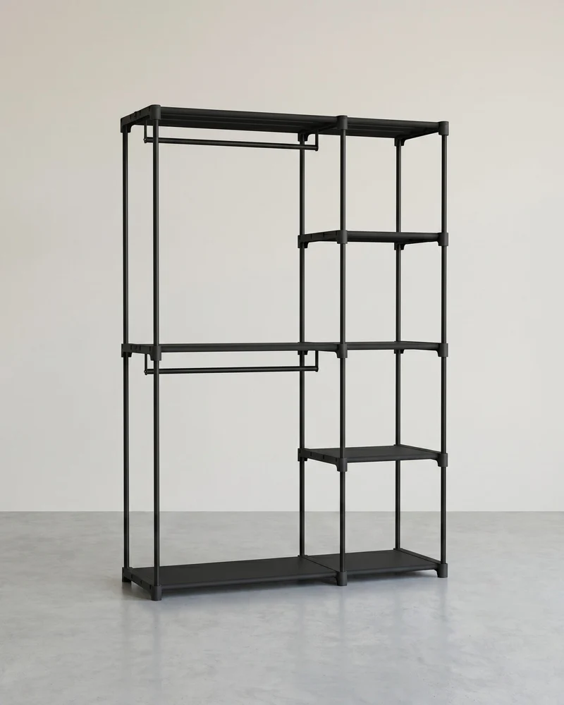 Praktischer Stoffkleiderschrank mit Kleiderstangen und Ablageflächen