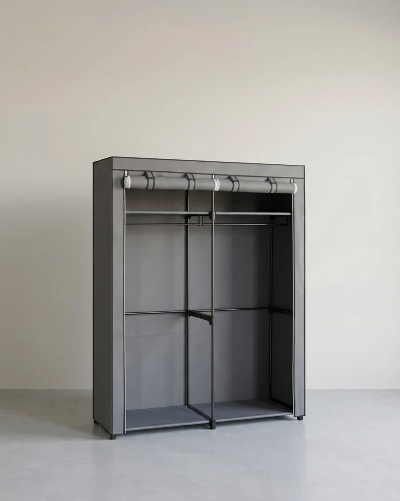Geräumiger Stoffkleiderschrank mit Schutzhülle und Kleiderstangen