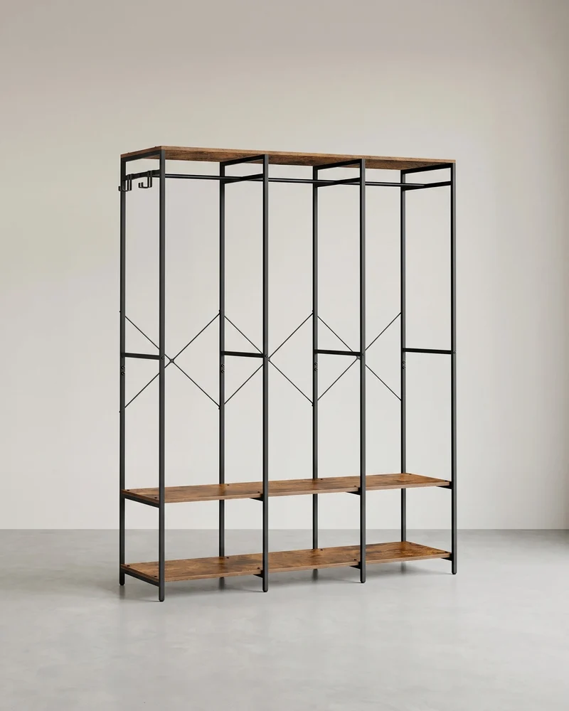 Offener Kleiderschrank mit Metallrahmen und Holzregalen