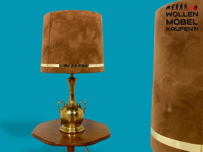 Sehr hübsche Vintage Tischlampe mit goldenem Amphoren Lampenfuß aus Messing und braunem Velours Lampenschirm