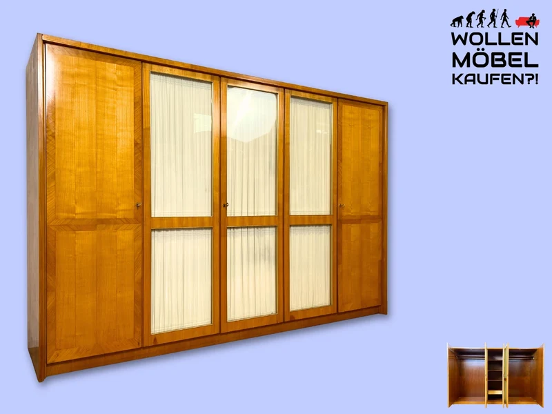 Stilvoller heller großer 50er Jahre Kleiderschrank aus vollem Holz mir Glastüren & Vorhängen
