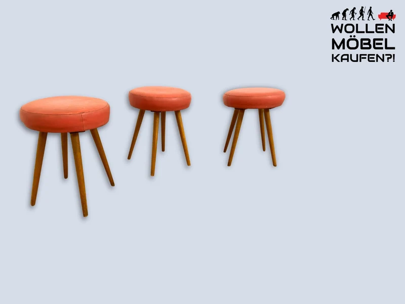 WMK I Sehr hübscher skandinavischer Mid-Century mit rotem Kunstleder Bezug und konischen Füßen