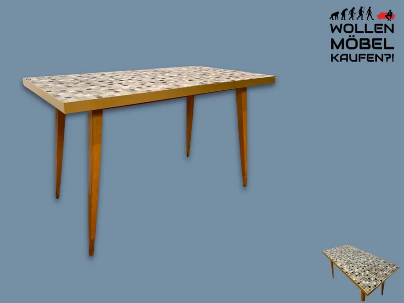 Besonders schöner hoher Mid-Century Couchtisch mit Mosaik Fliesen und konischen Füßen.