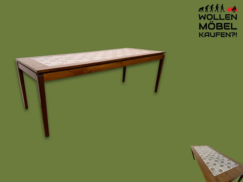 Stilvoller großer skandinavischer Mid-Century Couchtisch mit kunstvollem Fließen und Nussbaum Holzrahmen