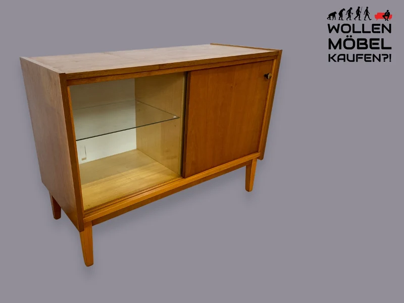 WMK I Stilvolle und sehr gut erhaltene helle Mid-Century Kommode mit Vitrine und Schiebetüren