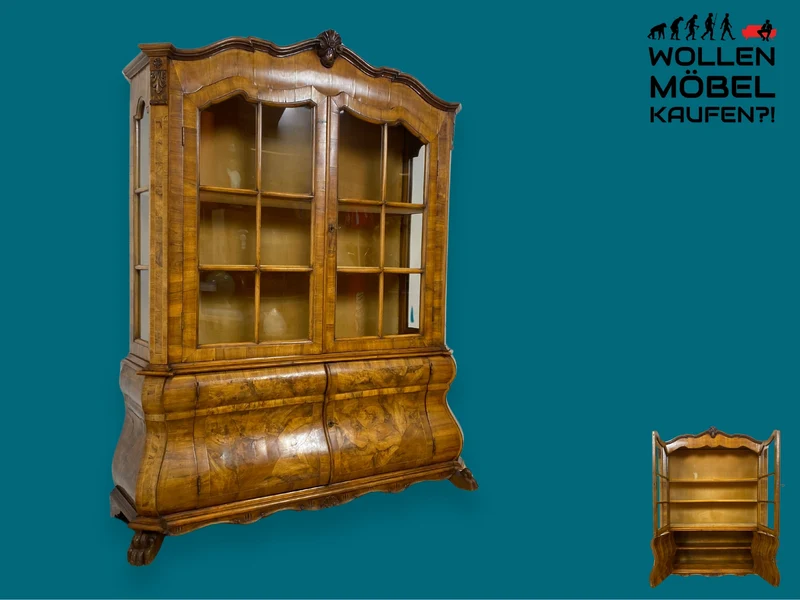 WMK I Imposante handverzierte 60er Jahre Bombé Vitrine in Barock Stil