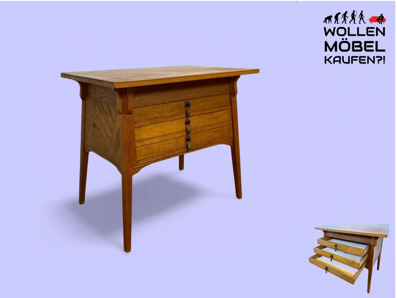 WMK Formschöne und gut erhaltene kleine antike Kommode aus vollem Holz mit Schubladen und schönen Me