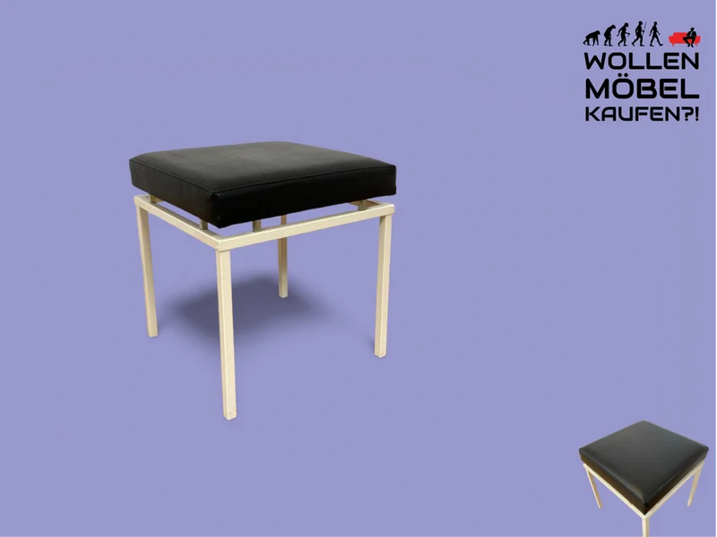 WMK Schöner und sehr gut erhaltener Vintage Hocker mit Sitz in schwarzem Kunstleder auf stabilem weißen Metallrahmen