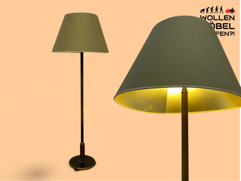 WMK # Stilvolle und gut erhaltene 60er Jahre Stehlampe mit schlichtem olivgrünem Lampenschirm & edlem Lampenfuß aus Messing