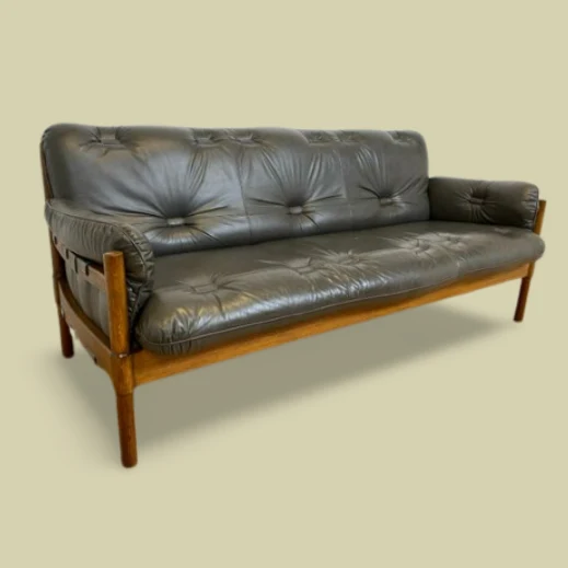 WMK I Hochwertiges 70er Jahre Sofa im Stile von Jean Gillon & Arne Norell mit Echt Leder Bezug & Holzrahmen aus Eiche
