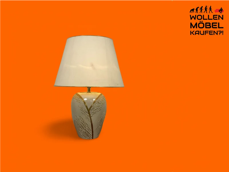 WMK Schöne und sehr gut erhaltene Vintage Tischlampe mit kunstvollem Lampenfuß aus weiß-goldenem Porzellan und weißem etwas verschmutztem Lampenschirm
