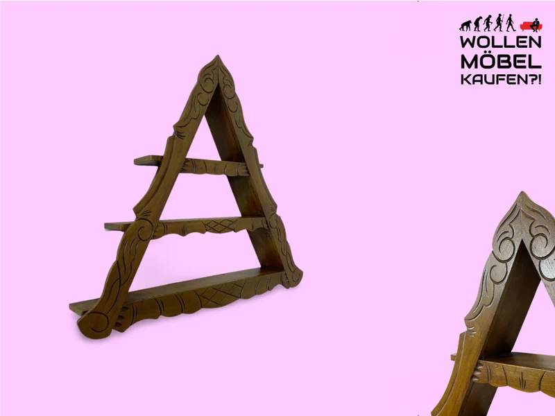WMK Schönes und gut erhaltenes Dänisches Volkskunst Amager Wandregal aus Holz, handgemacht & handgeschnitzt