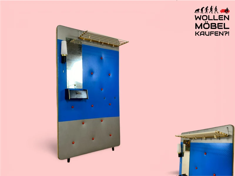 WMK Schöne & gut erhaltene Rockabilly Flurgarderobe mit schönem blauem Kunstlederbezug, Hutablage aus Messing, Spiegel (blind) & Lampe